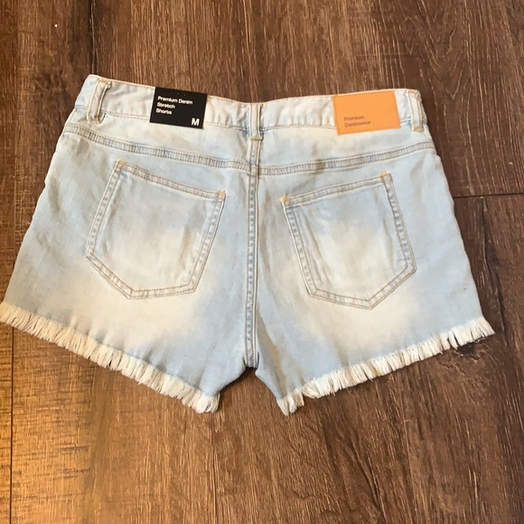 Light wash denim shorts - Picture 2 of 4